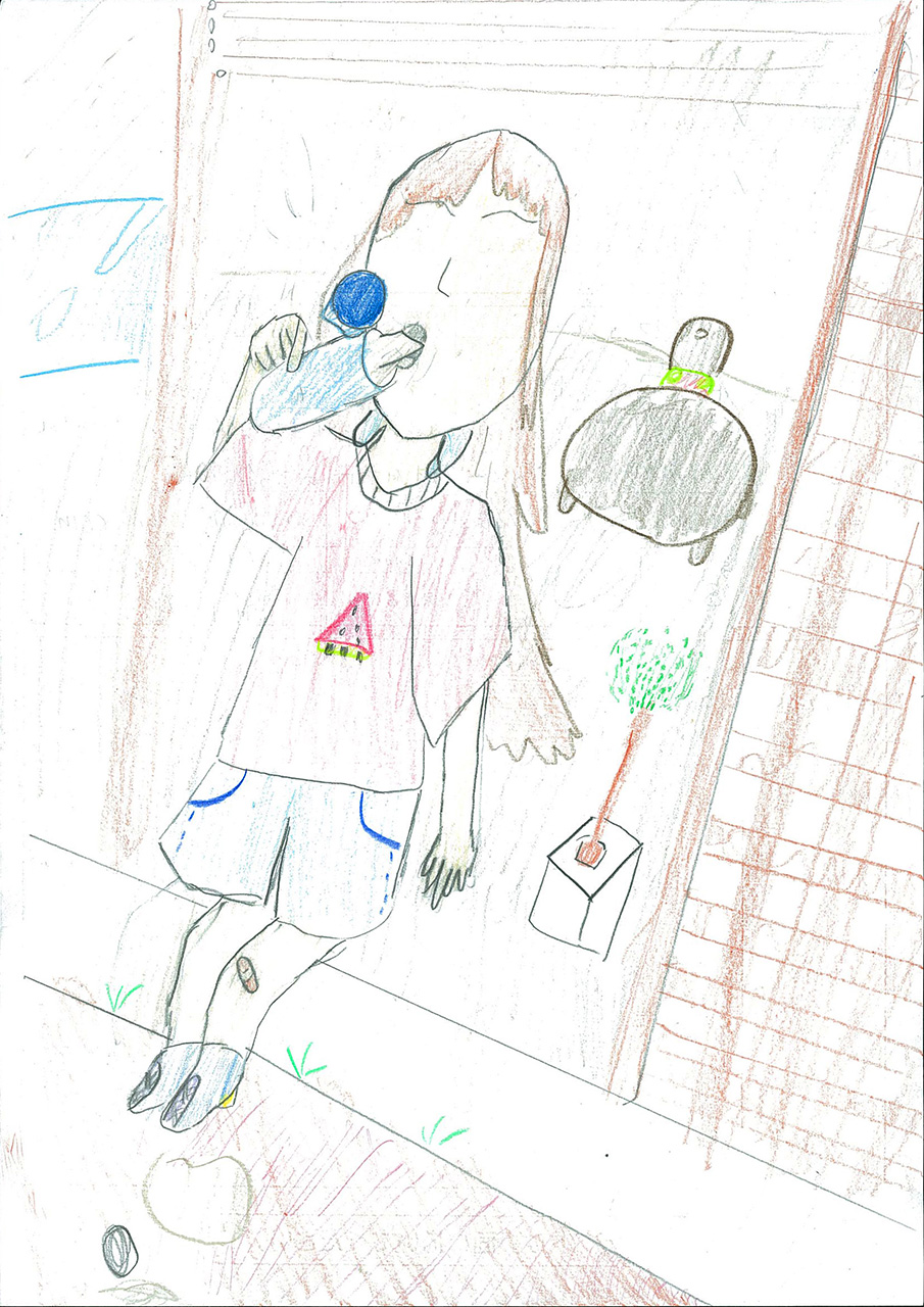 「おじいちゃん家で水分をとる少女」